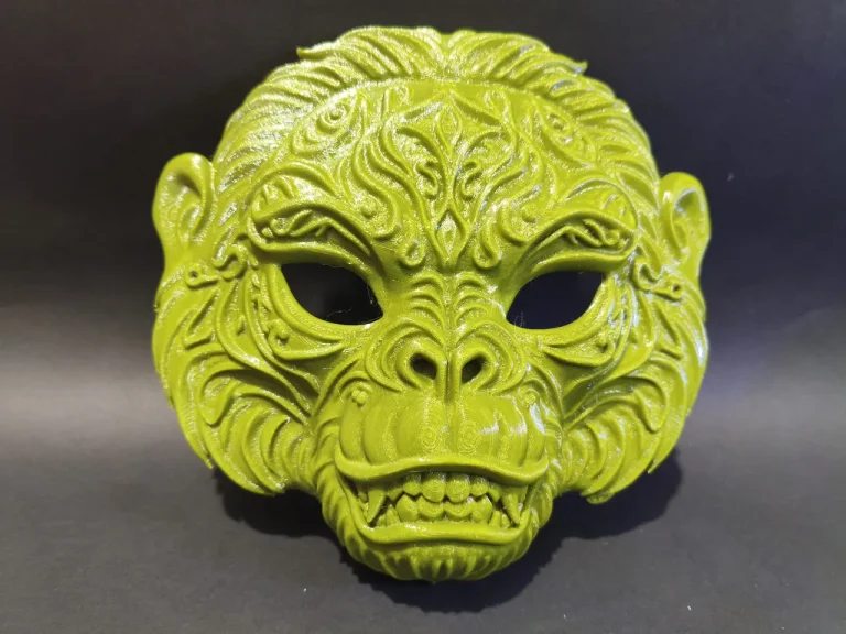 Zielona maska goryla z druku 3D z wyraźną fakturą sierści